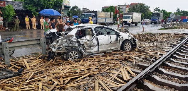 Nam Định: Tàu hỏa tông nát ô tô, 1 người chết 3 người bị thương ảnh 1