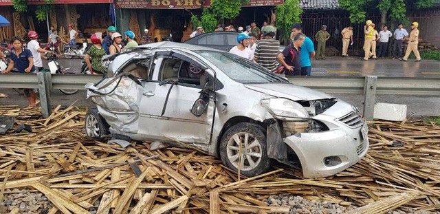 Nam Định: Tàu hỏa tông nát ô tô, 1 người chết 3 người bị thương ảnh 2