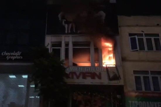Hà Nội: Cửa hàng ảnh viện gia đình bốc cháy dữ dội trong mưa ảnh 1