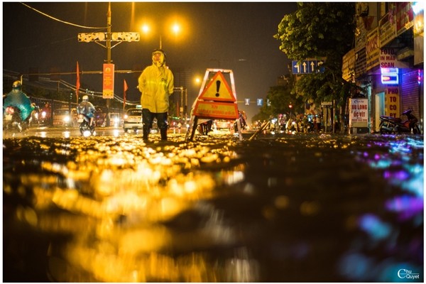 Bức ảnh "người canh tử thần" giữa mưa ngập ở Hà Nội gây nhiều chú ý trên mạng xã hội ảnh 3