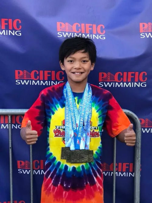 Chân dung cậu bé "siêu nhân" đánh bại kỷ lục của huyền thoại bơi lội Michael Phelps ảnh 1