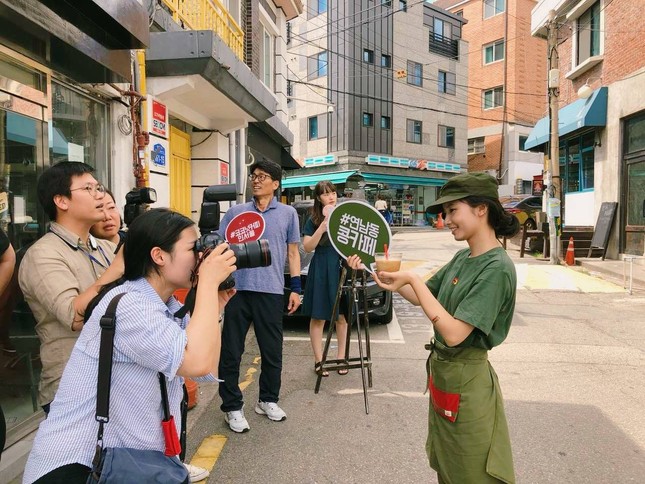 Giới trẻ Seoul thích thú check-in quán cà phê Việt phong cách thời bao cấp ảnh 6