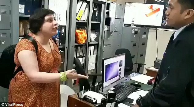 Bị phạt hơn 90 triệu do visa quá hạn, du khách nổi xung tát thẳng mặt cảnh sát ảnh 1