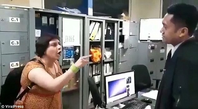 Bị phạt hơn 90 triệu do visa quá hạn, du khách nổi xung tát thẳng mặt cảnh sát ảnh 2