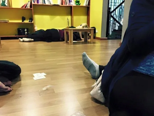Sốc với clip cặp đôi vô tư diễn “cảnh nóng” ngay tại quán trà sữa ảnh 5