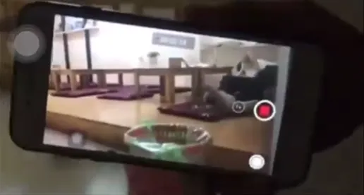 Dân mạng chỉ trích nhân viên quán trà sữa vì “tung” clip “nóng” của khách lên mạng ảnh 3