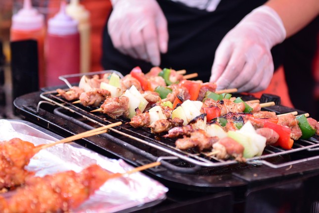 Hà Nội: Thiên đường ẩm thực đường phố ngon "quên lối về" tại HHT's Weekend Town ảnh 3