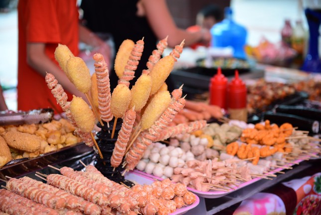 Hà Nội: Thiên đường ẩm thực đường phố ngon "quên lối về" tại HHT's Weekend Town ảnh 2