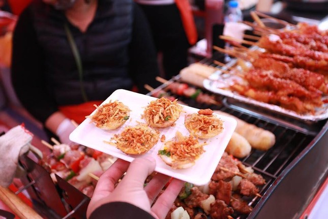 Hà Nội: Thiên đường ẩm thực đường phố ngon "quên lối về" tại HHT's Weekend Town ảnh 9