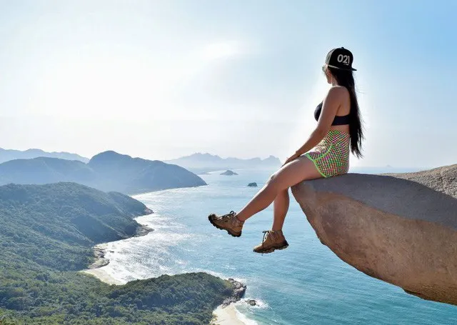Chàng trai vạm vỡ đu xuống “mỏm đá sống ảo” rồi... không thể trèo lên ảnh 4