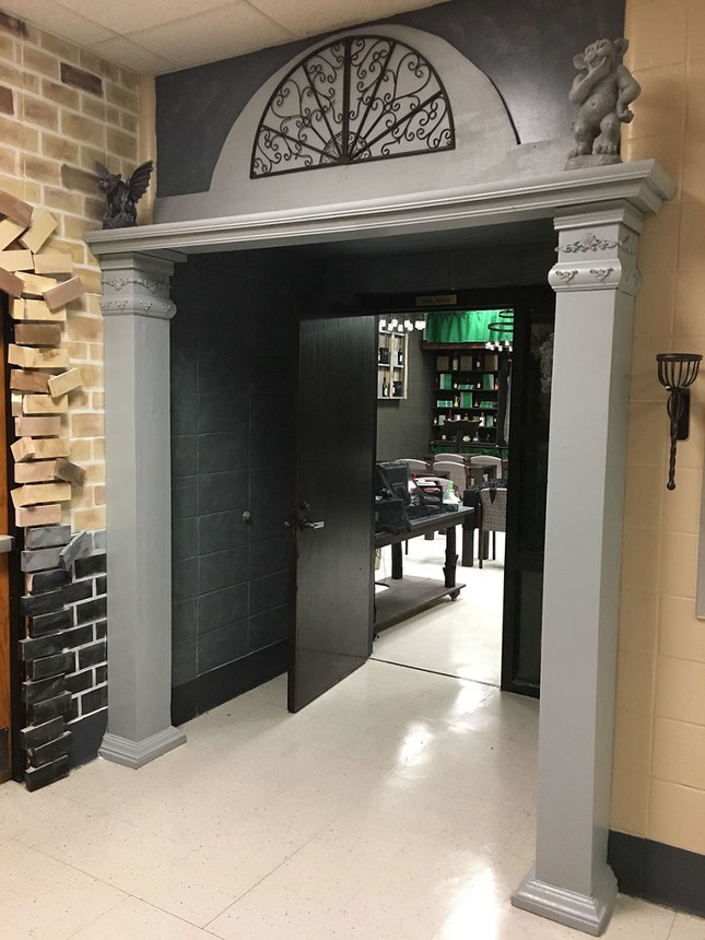Thích thú với ngôi trường được thầy cô "hóa trang" thành Học viện Hogwarts ảnh 4