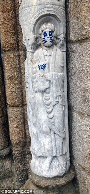 Thủ phạm vẽ lên bức tượng niên đại từ thế kỷ 12 sẽ bị phạt 4 tỷ đồng ảnh 3