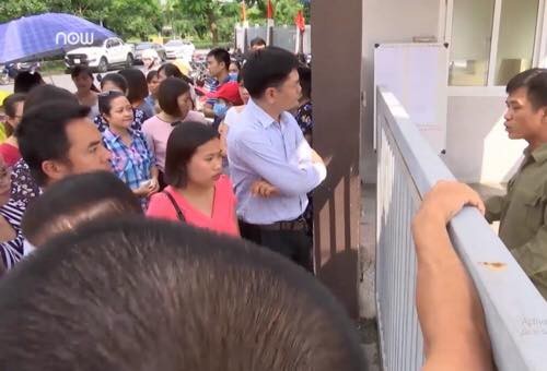 Hà Nội: Hàng trăm phụ huynh “bao vây” cổng trường vì phân tuyến ảnh 1