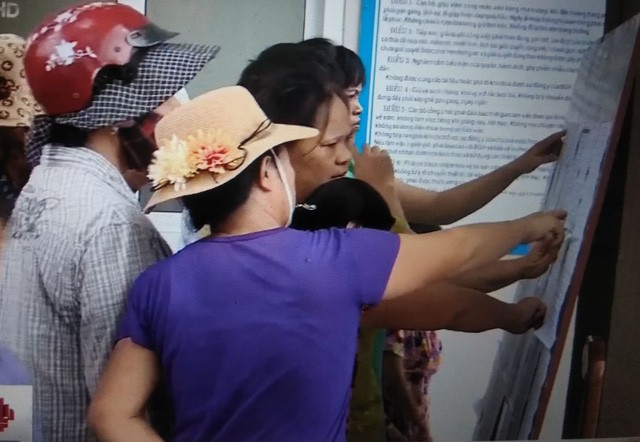 Hà Nội: Hàng trăm phụ huynh “bao vây” cổng trường vì phân tuyến ảnh 2