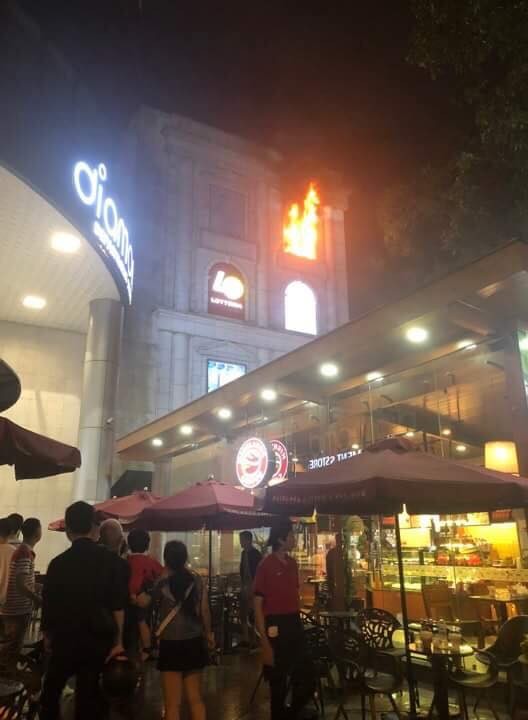 TP.HCM: Toà nhà Diamond Plaza bốc cháy trong đêm khiến nhiều người bỏ chạy ảnh 1