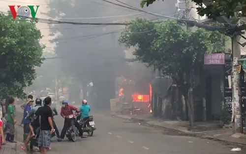 TP.HCM: Cháy dữ dội ở bãi đậu ôtô gần sân bay Tân Sơn Nhất, 3 xe bị thiêu rụi ảnh 1