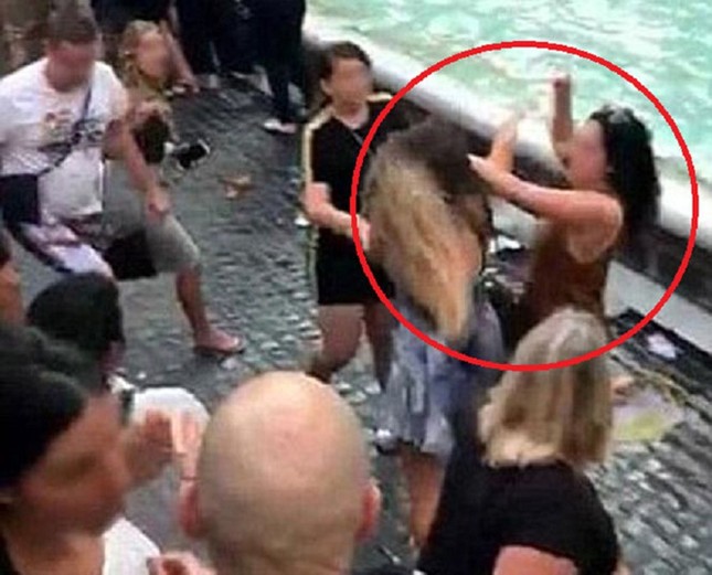 Ẩu đả vì giành chỗ chụp ảnh selfie ở Ý ảnh 1