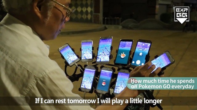Tay chơi 70 tuổi gắn 9 điện thoại thông minh vào xe đạp đi bắt Pokemon ảnh 2