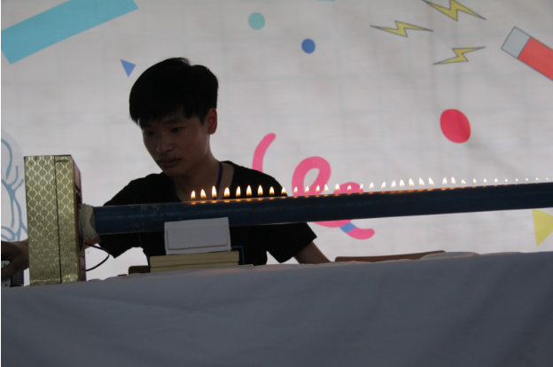 Hà Nội Thích thú với những thí nghiệm khoa học "độc và lạ" của các bạn teen trường Ams ảnh 4