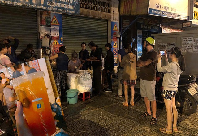 Nửa đêm xếp hàng, đợi nửa tiếng mua trà đào của bà chủ U.60 ảnh 1
