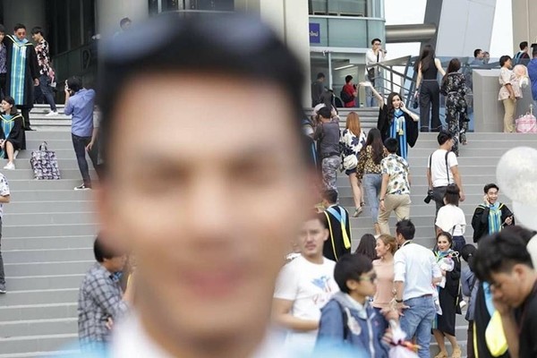 Nhờ bạn thân "mê gái" đi chụp ảnh kỷ yếu, "nhân vật chính" bị xóa phông làm nền cho gái xinh ảnh 1