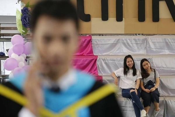 Nhờ bạn thân "mê gái" đi chụp ảnh kỷ yếu, "nhân vật chính" bị xóa phông làm nền cho gái xinh ảnh 3