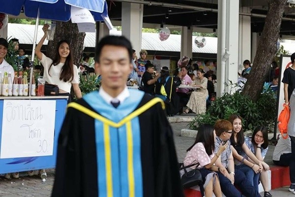 Nhờ bạn thân "mê gái" đi chụp ảnh kỷ yếu, "nhân vật chính" bị xóa phông làm nền cho gái xinh ảnh 8