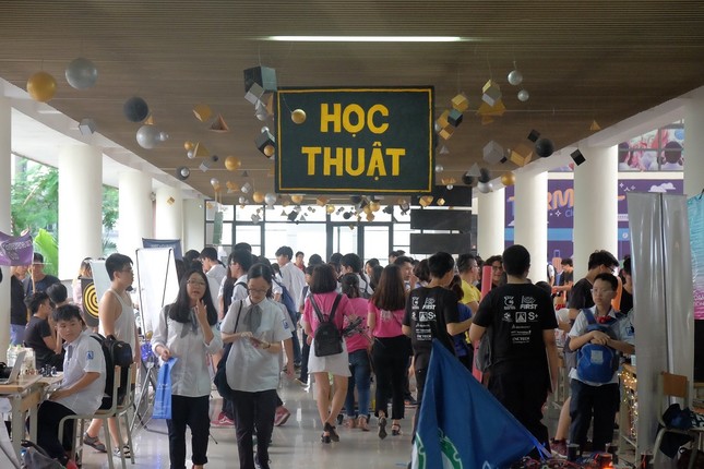 Hà Nội: Các bạn "tân binh” trường Ams thích thú với hội chợ các câu lạc bộ ảnh 1
