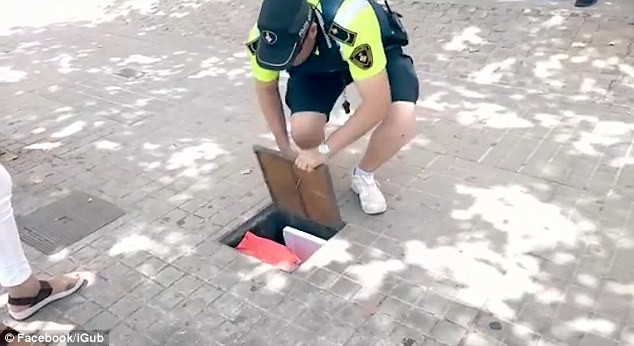 Sốc khi phát hiện đồ uống của người bán hàng rong được đặt dưới cống rãnh bẩn thỉu ảnh 1