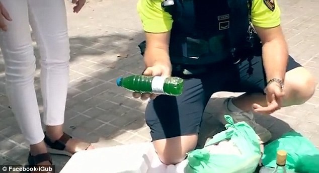 Sốc khi phát hiện đồ uống của người bán hàng rong được đặt dưới cống rãnh bẩn thỉu ảnh 2