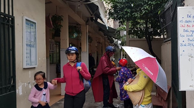 Các trường ở Hà Nội cho học sinh nghỉ học phòng bão số 4 ảnh 1