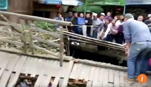 Du khách Trung Quốc mải chụp hình khiến cây cầu đổ sập ảnh 2