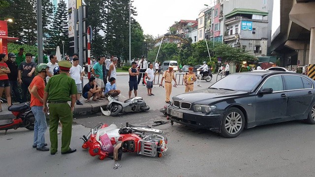 Hà Nội: Xe BMW gây tai nạn liên hoàn trên đường Nguyễn Trãi ảnh 2