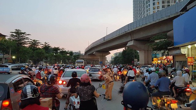 Hà Nội: Xe BMW gây tai nạn liên hoàn trên đường Nguyễn Trãi ảnh 3