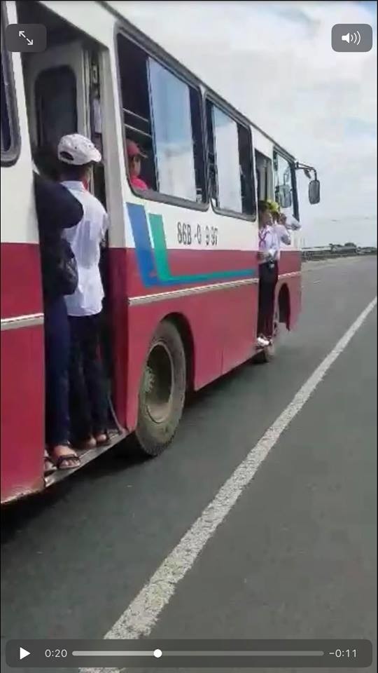 Xác minh sự việc nhiều học sinh đu bám ở cửa xe khách khi đang chạy trên đường ảnh 1