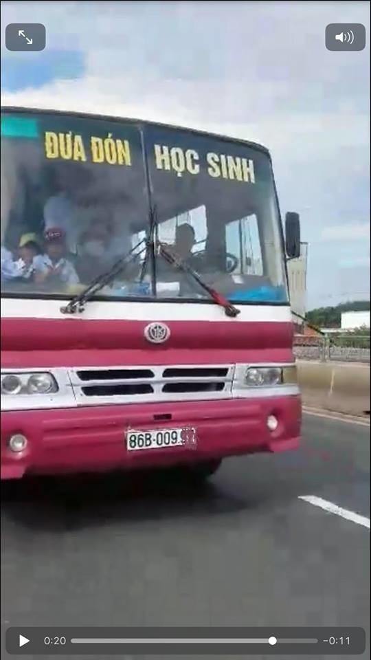Xác minh sự việc nhiều học sinh đu bám ở cửa xe khách khi đang chạy trên đường ảnh 3