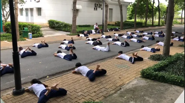 Cười ngất với lớp học "bơi cạn" của sinh viên ĐH Tôn Đức Thắng ảnh 1