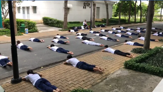 Cười ngất với lớp học "bơi cạn" của sinh viên ĐH Tôn Đức Thắng ảnh 3