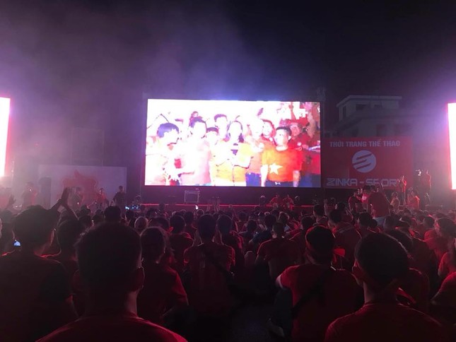 CĐV Hải Phòng vỡ oà cảm xúc, đốt pháo sáng ăn mừng chiến thắng của đội tuyển Việt Nam ảnh 2