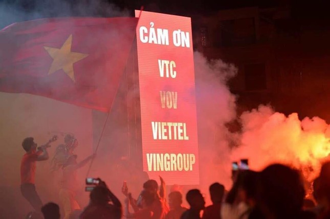 CĐV Hải Phòng vỡ oà cảm xúc, đốt pháo sáng ăn mừng chiến thắng của đội tuyển Việt Nam ảnh 1