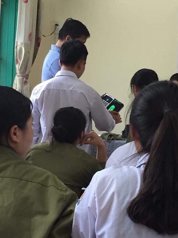 Màn điểm danh bằng vân tay khiến team thích trốn học "toát mồ hôi" nghĩ chiêu đối phó ảnh 1