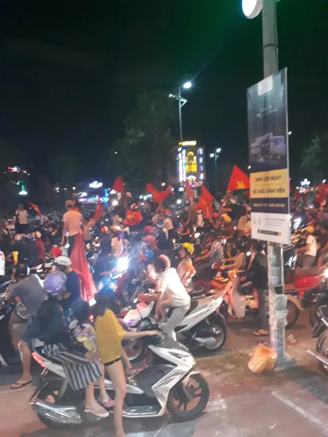 Muôn kiểu ăn mừng Việt Nam lần đầu vào tứ kết bóng đá nam ASIAD 2018 ảnh 7