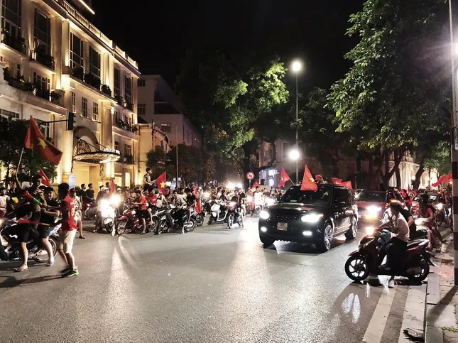 Muôn kiểu ăn mừng Việt Nam lần đầu vào tứ kết bóng đá nam ASIAD 2018 ảnh 2