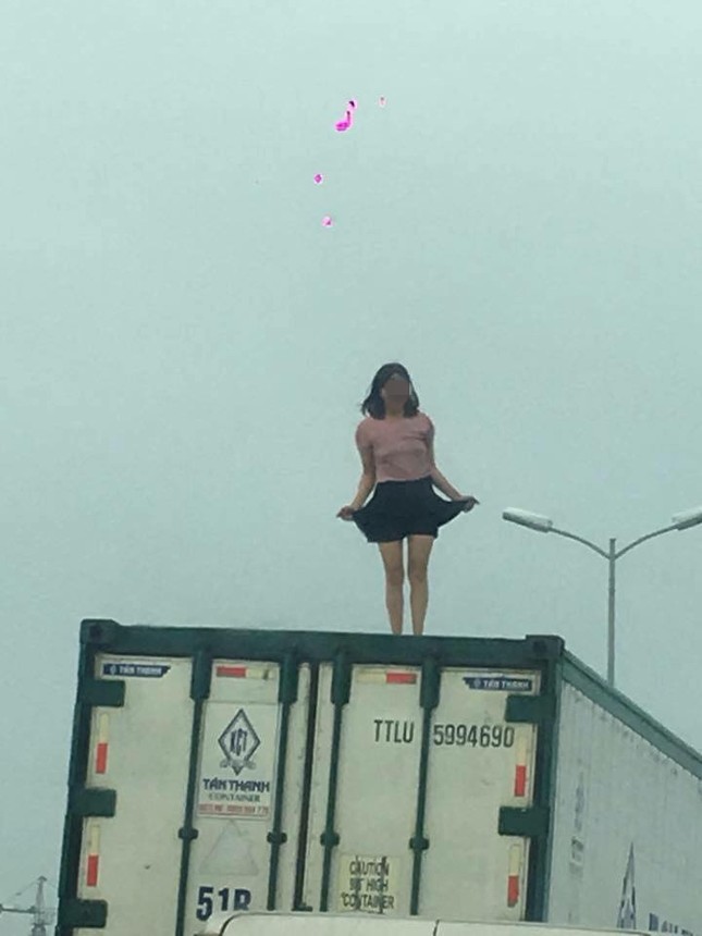 Hà Nội: Phát hiện một cô gái vô tư nhảy múa trên xe thùng container đang chạy tốc độ cao ảnh 3