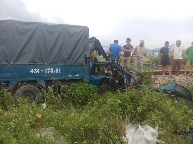 Đà Nẵng: Tàu hỏa tông ô tô tải, tài xế và phụ xe văng ra ngoài ảnh 2