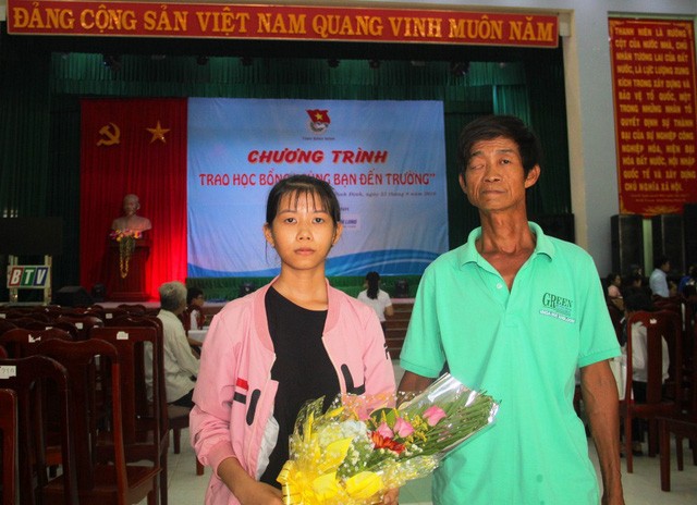 Cảm phục nghị lực nữ sinh nghèo 5 lần phẫu thuật xương sống ảnh 3