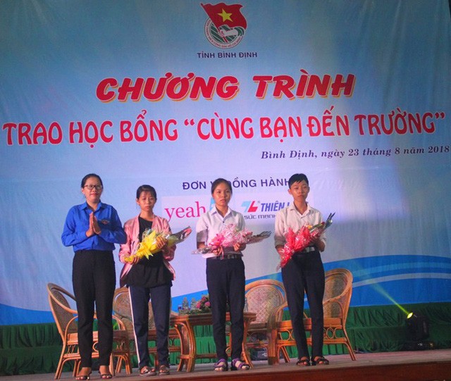 Cảm phục nghị lực nữ sinh nghèo 5 lần phẫu thuật xương sống ảnh 2