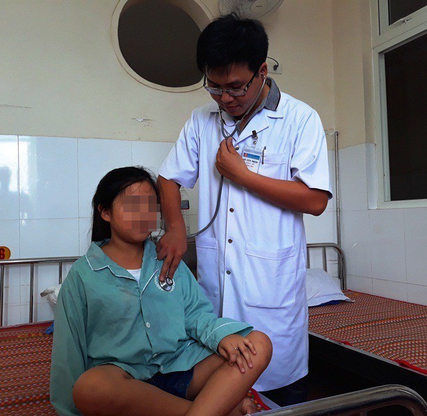 Mắc bệnh lạ, bé 11 tuổi “đổ mồ hôi máu” ảnh 2