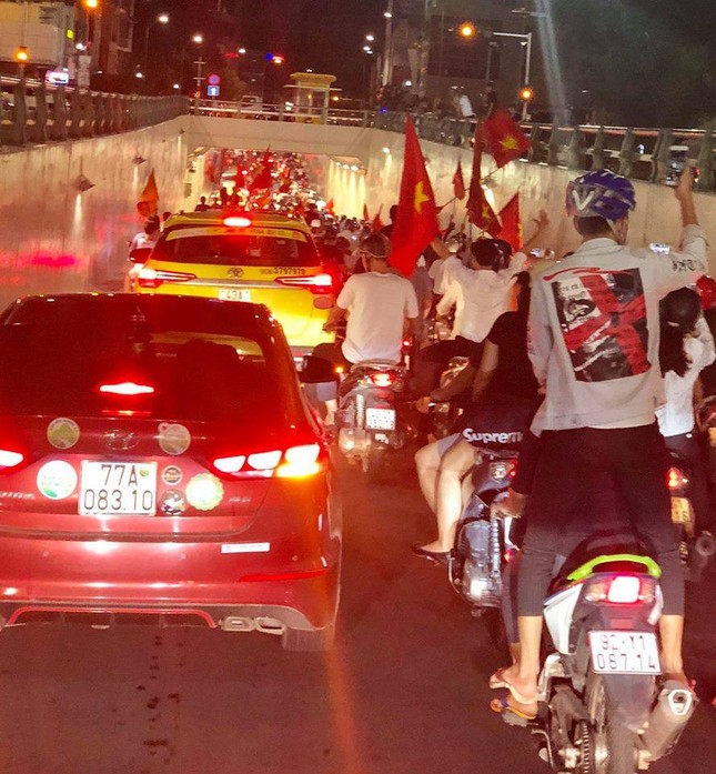 Biển người xuống đường “đi bão” ăn mừng Olympic Việt Nam thắng Olympic Syria ảnh 10