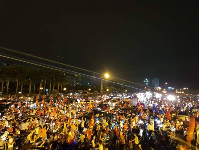 Biển người xuống đường “đi bão” ăn mừng Olympic Việt Nam thắng Olympic Syria ảnh 12
